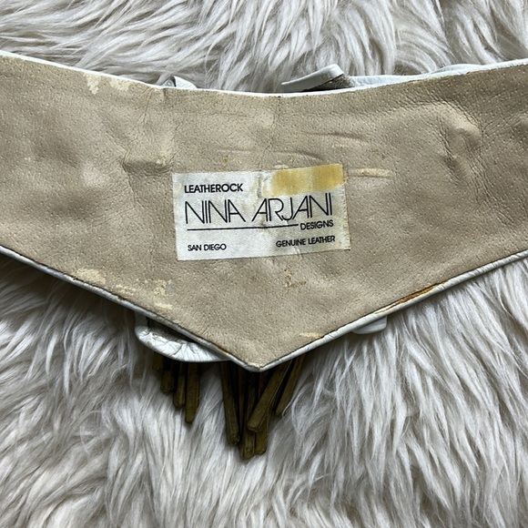 Vintage 80s Nina Arjani white leather medium waist belt heavy brass metal - Picture 10 of 10